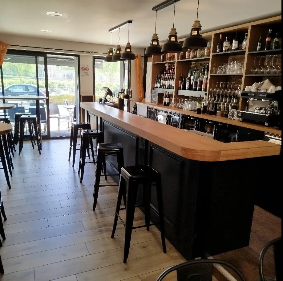 Intérieur du Rive Droite — bar à vin chaleureux à Hennebont
